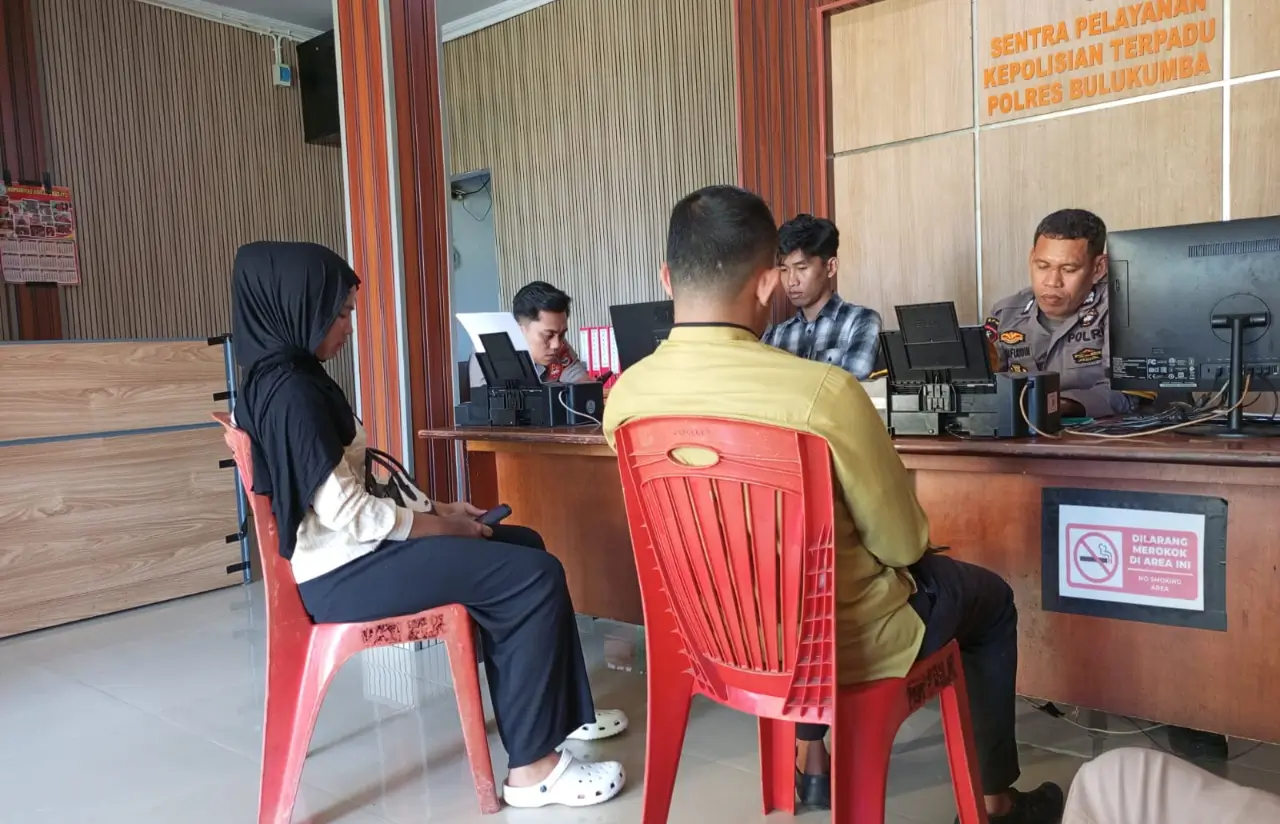 Keluarga korban melapor ke Mapolres Bulukumba. Foto dok Thiscover.ID